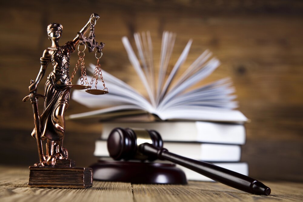 Gesetzbuch und Unterlagen zur steuerlichen Beratung